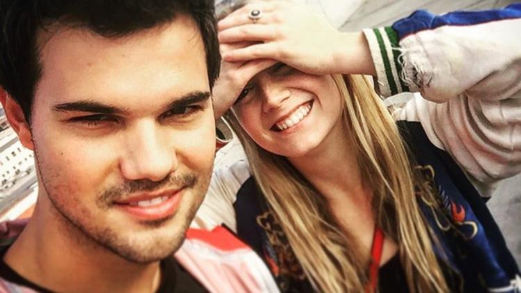Carrie Fisher und Debbie Reynolds gestorben: Diese Kollegen geben Billie Lourd jetzt Halt Taylor Lautner veröffentlich bei Instagram ein Bild von sich und Billie Lourd.