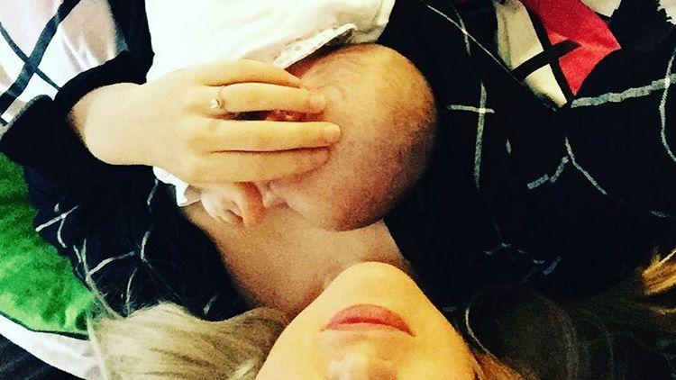 Sara Kulka erlebt Albtraum: Töchterchen Annabell musste auf die Intensivstation Sara Kulka und Töchterchen Annabell kuscheln.