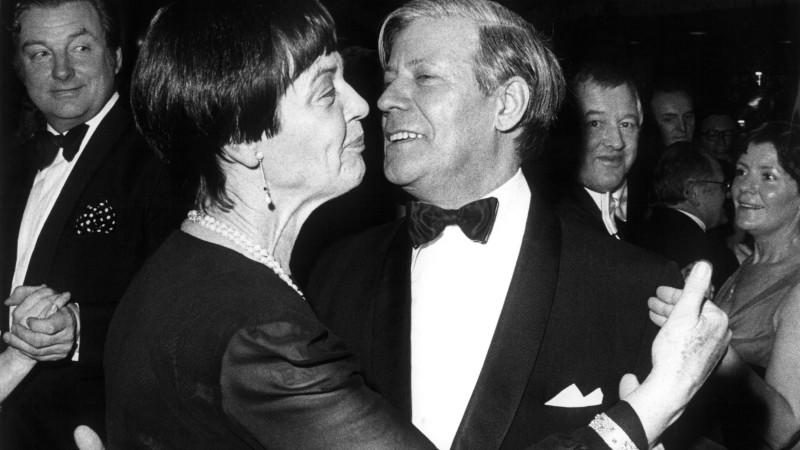 Wie verkraftet Helmut Schmidt Lokis Tod? 91 Jahre Liebe: Loki und Helmut Schmidt.