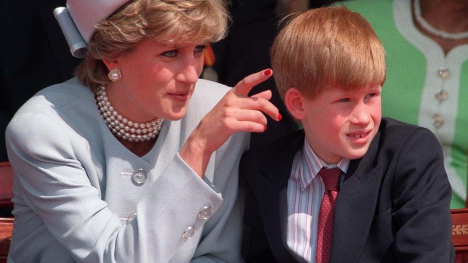 Liebesurlaub unter Sternen: Prinz Harry zeigt Meghan 'sein Afrika' Prinzessin Diana und ihr Sohn Harry im Jahr 1995