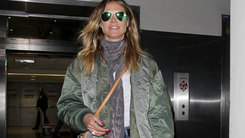 Heidi Klum mit Ring gesichtet: Hat sie sich mit Vito Schnabel verlobt? Model Heidi Klum mit dickem Klunker am Flughafen von Los Angeles.