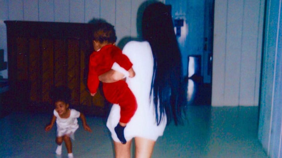 Hollywood Blog: Kim Kardashian macht Fans mit Familienfotos sauer Kim Kardashian mit ihren Kindern Saint und North West.