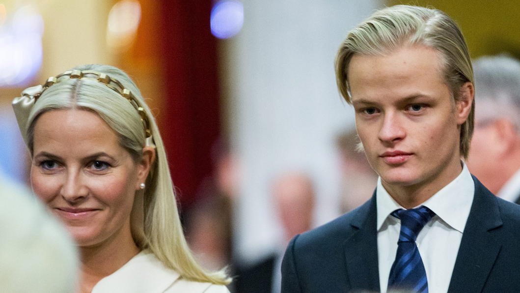 Mette-Marits Sohn hat sich ein 'Playboy'-Häschen geangelt ARCHIV - Kronprinzessin Mette-Marit von Norwegen (l) und ihr Sohn Marius Borg Hoiby nehmen am 17.01.2016 in Osla, Norwegen, an einer Gala teil. Norwegens Kronprinzessin Mette-Marit (43) hat ihrem ältesten Sohn Marius Borg Høiby zu seinem 20. Geburtst