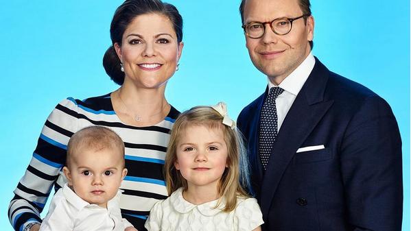 Prinzessin Victoria von Schweden: Dieses süße Familienfoto wird eine Postkarte Das Foto von Kronprinzessin Victoria mit Ehemann Prinz Daniel und den Kindern Prinzessin Estelle und Prinz Oscar wird zur Postkarte