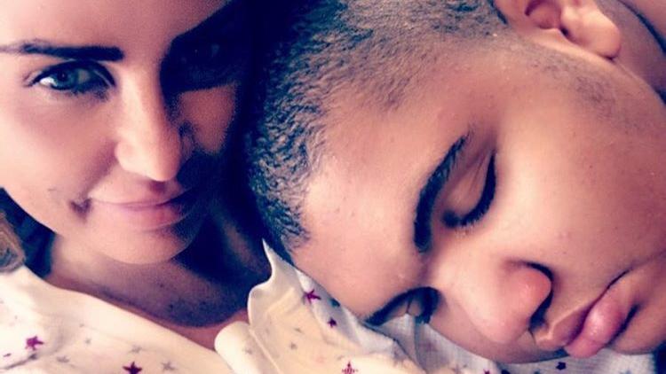 Katie Price: Sohn Harvey muss noch wochenlang auf Intensivstation bleiben Katie Price kuschelt mit ihrem Sohn Harvey.