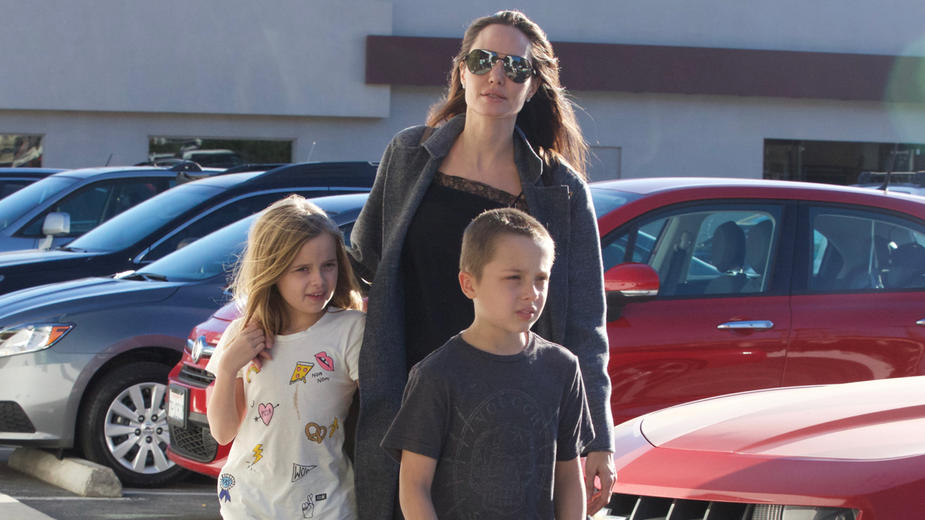Angelina Jolie geht mit ihren Kindern Vivianne und Knox in Malibu shoppen Angelina Jolie shopping in Malibu, California.