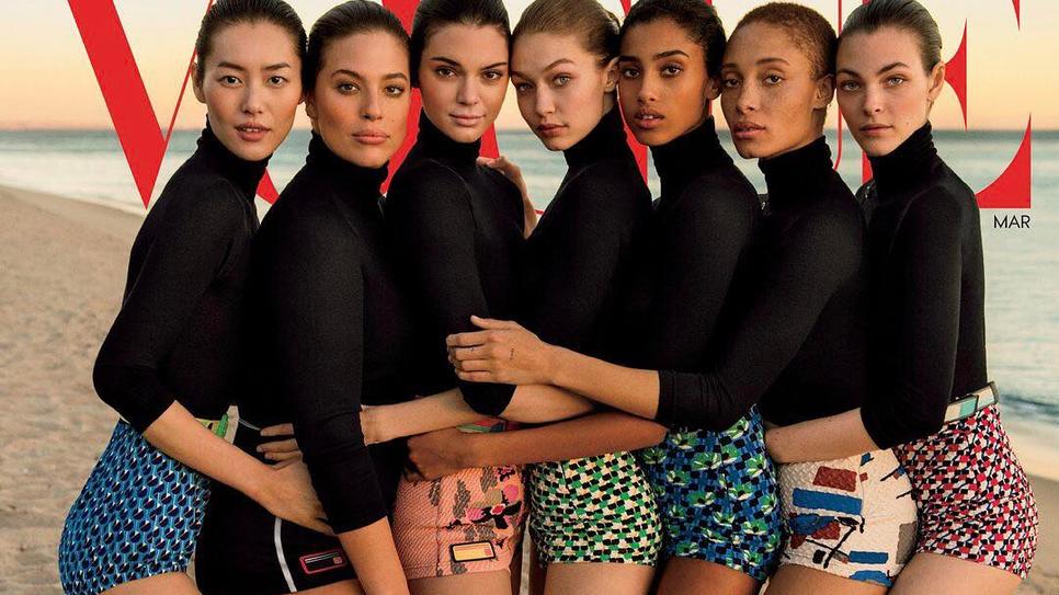 Gigi Hadid, Ashley Graham & Co. auf Vogue-Cover mit peinlicher Photoshop-Panne Huch! Hier ist was schief gelaufen. Eines der Models wurde deformiert.