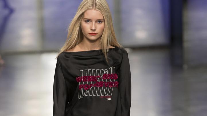 Schafft Lottie Moss jetzt den Durchbruch als Model? . 19/02/2017. London, United Kingdom. Lottie Moss on the catwalk at the Topshop Unique show on day three of London Fashion Week for Autumn/Winter 2017. PUBLICATIONxINxGERxSUIxAUTxHUNxONLY xStephenxLockx/xi-Imagesx IIM-14434-003519 02 2017 London Unit