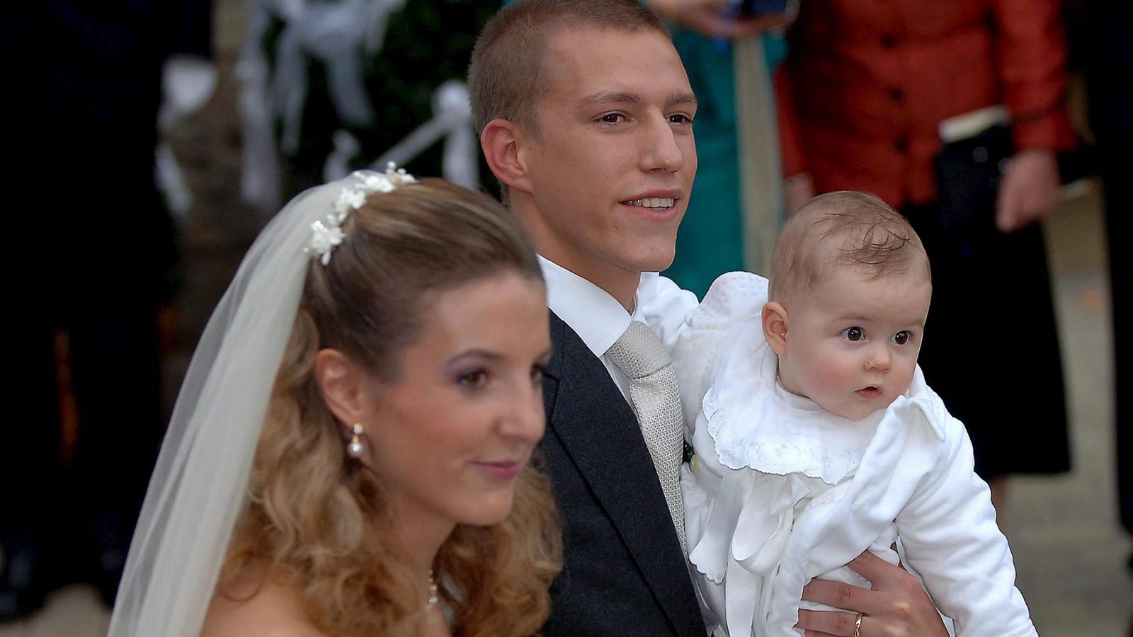 Prinz Louis von Luxemburg und seine Scarlett-Lauren sind verlobt ARCHIV - Tessy Antony, Prinz Louis von Luxemburg und Sohn Gabriel verlassen nach der kirchlichen Trauung am 29.09.2006 in Luxemburg die Gilsdorf-Kirche. (zu dpa «Luxemburger Prinz Louis und Prinzessin Tessy reichen Scheidung ein» vom 20.02.2017) Foto