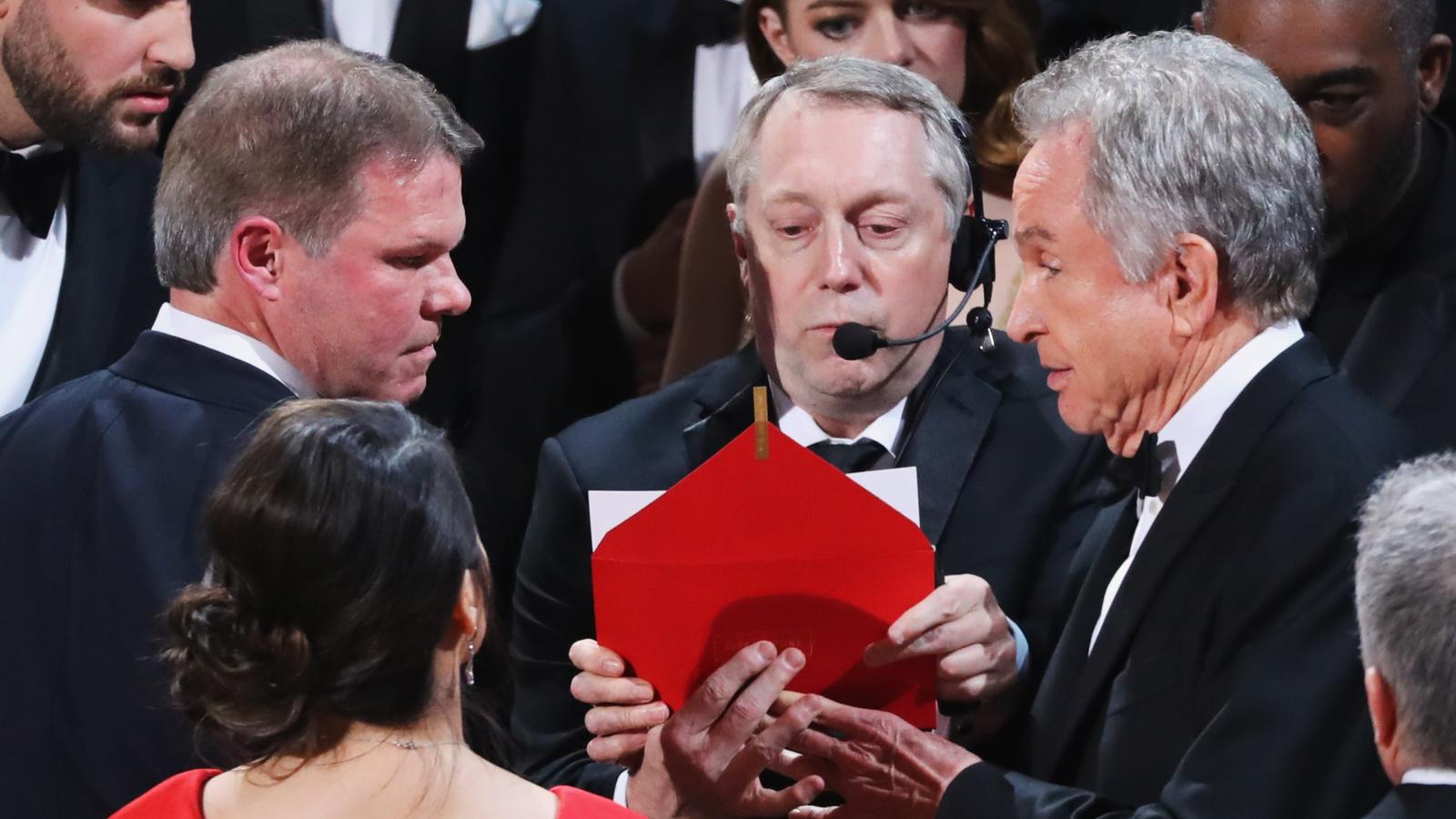 Oscars 2017: 'Moonlight', 'La La Land' und die größte Oscar-Panne aller Zeiten Große Verwirrung bei den Oscars: Matt Damon und Warren Beatty wundern sich über den roten Umschlag