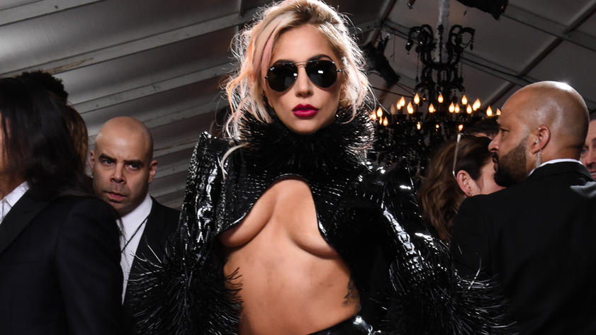 Coachella Festival: Lady Gaga springt für schwangere Beyoncé ein Singer Lady Gaga arrives on the Red carpet at The 59th Grammy Awards on February 12, 2017 at STAPLES Center in Los Angeles, California, United States