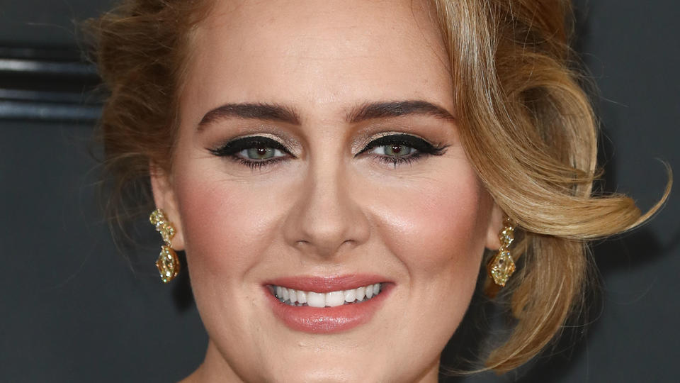 Adele trank Wein und aß Schokolade - und verlor trotzdem 30 Kilo! LOS ANGELES, CA, USA - FEBRUARY 12: Singer Adele wearing custom Givenchy Haute Couture by Riccardo Tisci and Lorraine Schwartz jewels arrives at the 59th Annual GRAMMY Awards held at Staples Center on February 12, 2017 in Los Angeles, California, Uni