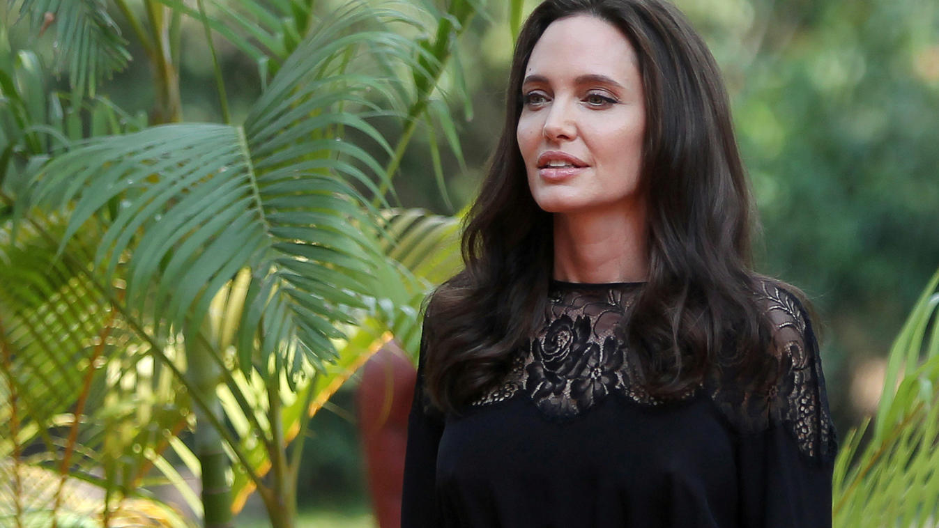 Angelina Jolie: Sie soll noch mehr Kinder wollen Actress Angelina Jolie arrives for a news conference at a hotel in Siem Reap province, Cambodia, February 18, 2017. REUTERS/Samrang Pring/File Photo