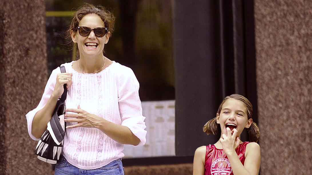 Suri Cruise ist eine Mini-Me-Version von Mama Katie Holmes Katie Holmes und ihre Tochter Suri Cruise sehen sich zum Verwechseln ähnlich.