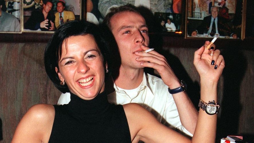 Mario Basler ist wieder mit seiner Ex-Frau Iris zusammen In knappem Minikleid sitzt Iris verführerisch neben ihrem Verlobten und FC-Bayern-Mittelfeldspieler, Mario Basler, am 8.11.1997 in ihrem Münchner Stammlokal "Bei Roy" an der Bar und raucht. Neben ihrer Verlobung feierten sie im Freundeskreis Iris' Ge