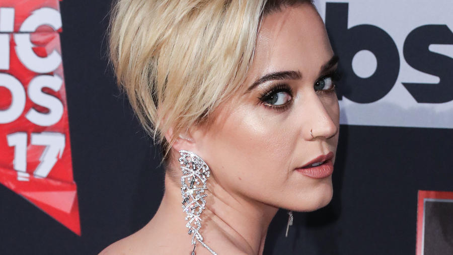 Läuft da etwa was zwischen Katy Perry und Ryan Phillippe? INGLEWOOD, LOS ANGELES, CA, USA - MARCH 05: Singer Katy Perry wearing an August Getty Atelier jumpsuit, Jimmy Choo shoes, Jacob & Co jewelry, and an Anita Ko clutch arrives at the 2017 iHeartRadio Music Awards held at The Forum on March 5, 2017 in In