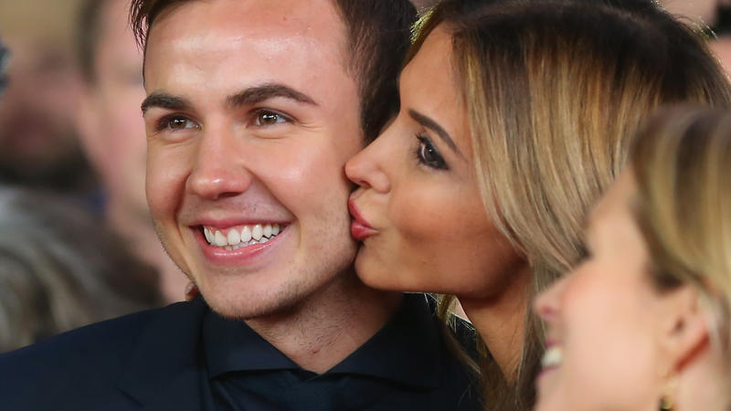 Ann-Kathrin Brömmel: Die 'Let's Dance'-Kandidatin wünscht sich viele Kinder BERLIN, GERMANY - NOVEMBER 10: Mario Goetze and his girlfriend Ann-Kathrin Broemmel arrives for the movie premiere 'Die Mannschaft' at Sony Center Berlin on November 10, 2014 in Berlin, Germany. (Photo by Alexander Hassenstein/Bongarts/Getty Images