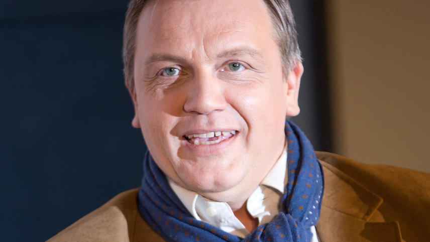 Hape Kerkeling: "Es ist überfällig, dass die 'Ehe für alle' eingeführt wird" ARCHIV - Der Moderator Hape Kerkeling lächelt am 17.02.2014 in Berlin. Für die Hauptrolle des kleinen Hape Kerkeling in einem Kinofilm über die Kindheit des Komikers wird nach einem blonden Wonneproppen aus dem Ruhrgebiet gesucht. (zu dpa «Wonnepropp