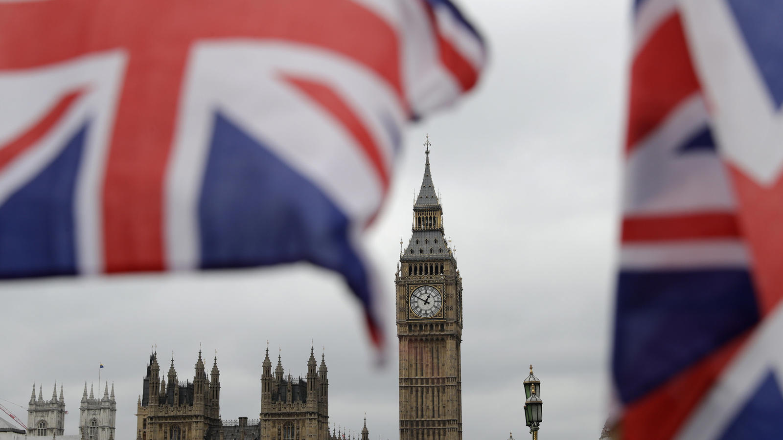 Promi-Rätsel in London: Welcher Sänger wurde wegen häuslicher Gewalt verhaftet? Britische Fähnchen an einem Touristen-Geschäft wehen am 29.03.2017 vor den Houses of Parliament in London mit dem Elizabeth Tower (r), in dem die Glocke Big Ben hängt. Großbritannien hat als erster Mitgliedsstaat in der Geschichte der Europäischen Un