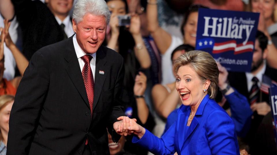 Hillary und Bill Clinton: Ihr Neffe Tyler startet jetzt als Model durch U.S. Senator and Democratic presidential hopeful Hillary Clinton (R) and her husband, former U.S. President Bill Clinton, arrive to the final primary night event of the 2008 presidential campaign in New York, New York, USA, on 03 June 2008. Clinton i