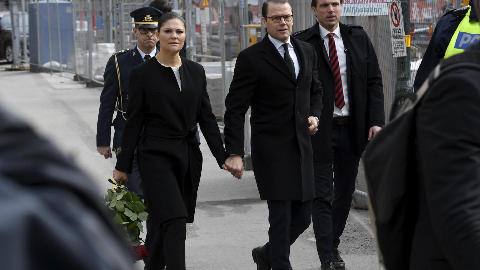 Victoria von Schweden: Emotionaler Besuch am Ort des Terroranschlags in Stockholm Kronprinzessin Victoria von Schweden und Prinz Daniel besuchen den Ort des Terroranschlags in Stockholm