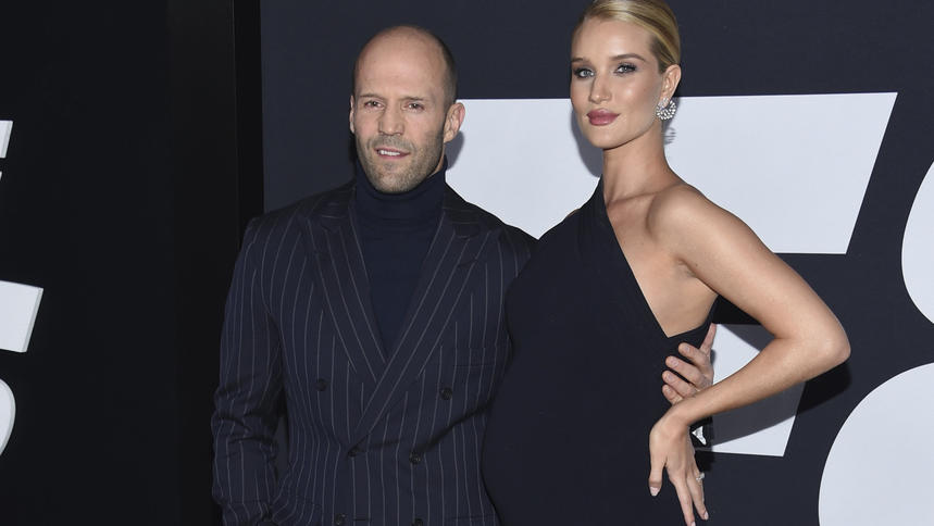 Rosie Huntington-Whiteley: mit Babybauch auf dem Red Carpet Schauspieler Jason Statham und Schauspielerin Rosie Huntington-Whiteley kommen am 08.04.2017 zur Weltpremiere des Films "The Fate of the Furious" in new York, USA. Foto: Evan Agostini/Invision/dpa +++(c) dpa - Bildfunk+++