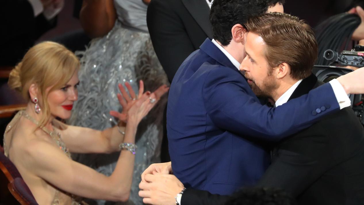 Rätsel gelöst: Darum klatschte Nicole Kidman "wie eine Robbe" 89th Academy Awards - Oscars Awards Show - Damien Chazelle (hidden) is congratulated by actor Ryan Gosling (R) for winning Best Director. At left is Nicole Kidman and (C) is her husband Keith Urban. REUTERS/Lucy Nicholson