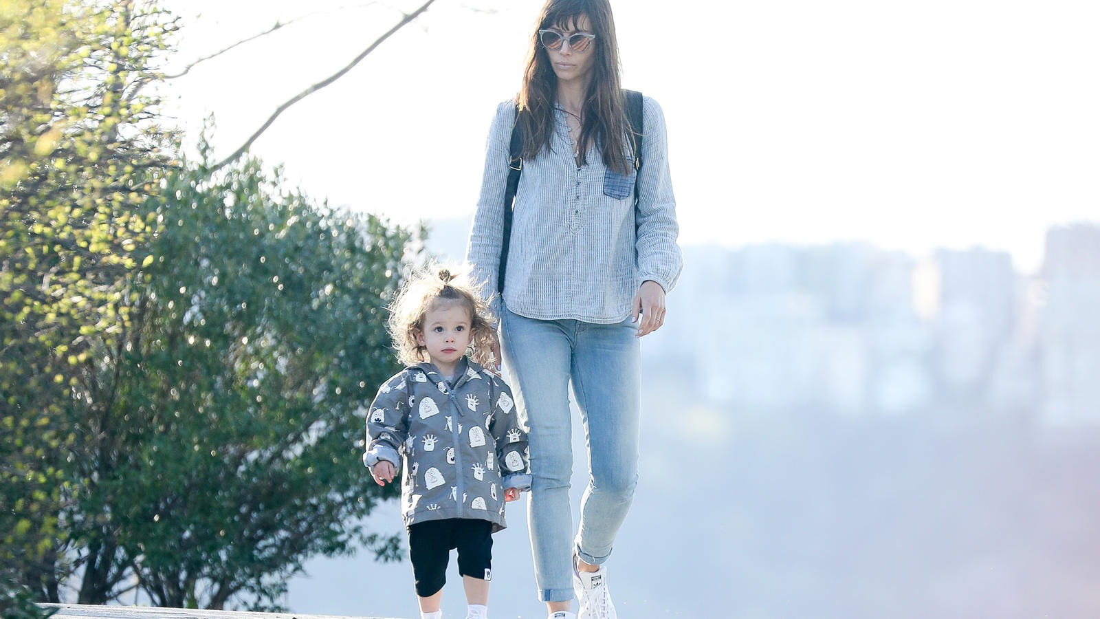 Jessica Biel und Justin Timberlake: Sohn Silas ist Hollywoods jüngster Trendsetter Jessica Biel and her son Silas enjoy an afternoon by the Chelsea Piers, while Justin was practicing golf in New York City, New York.