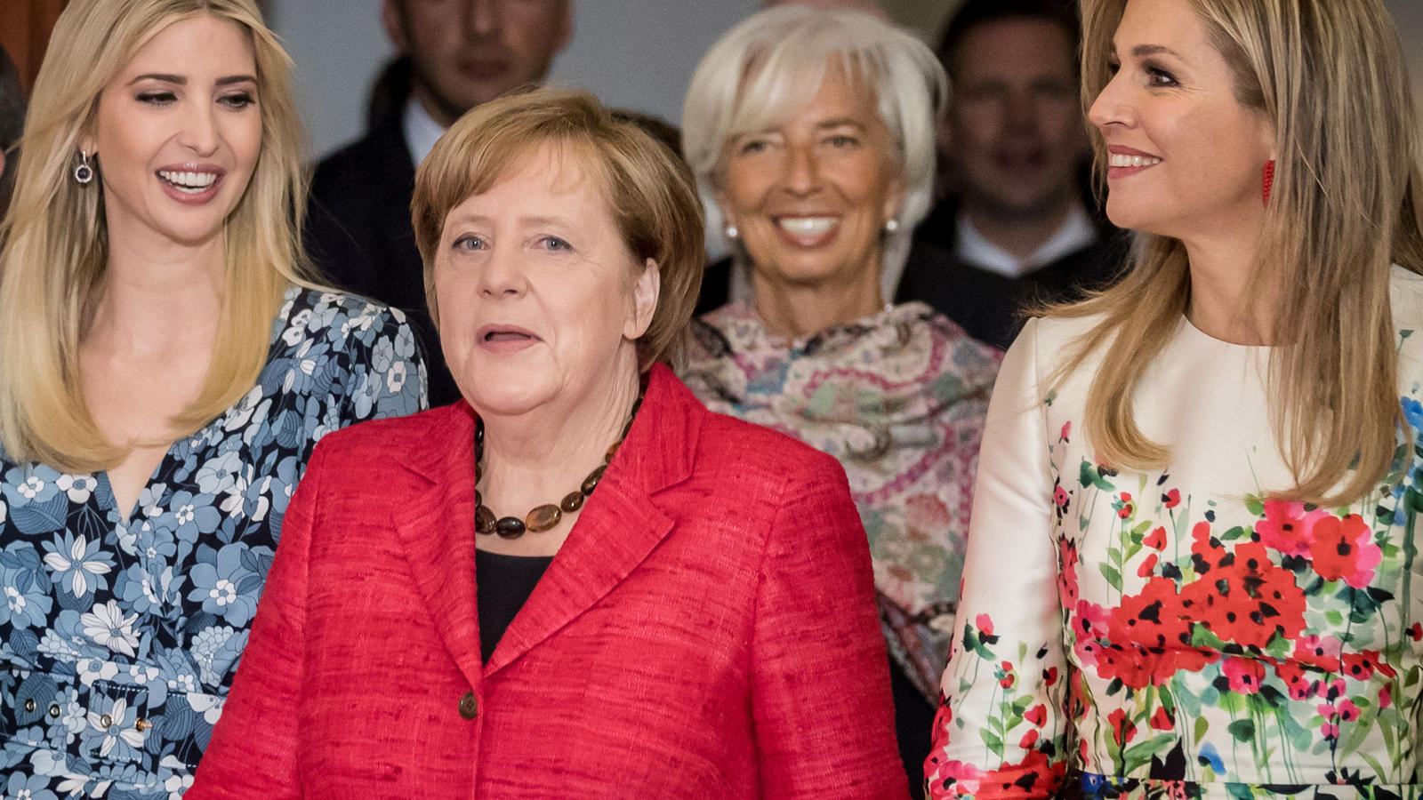 Ivanka Trump in Berlin: Bühne frei für die geballte Frauenpower Ivanka Trump, die Tochter und Beraterin des US-Präsidenten (l-r) kommt neben Bundeskanzlerin Angela Merkel (CDU), IWF-Direktorin Christine Lagarde sowie der niederländischen Königin Maxima am 25.04.2017 in Berlin zum Woman 20 Dialogue Gipfel zur Stär