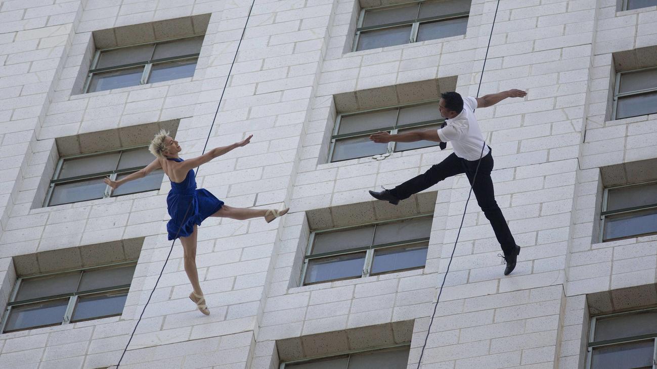 'La La Land Day': Ganz Hollywood ist im Ausnahmezustand Dancers of the Bandaloop group perform during the celebration of the La La Land Day, the oscar-winning movie filmed in the city, in Los Angeles, California, United States, 25 April 2017. The event featured an aerial musical show with the Bandaloop da