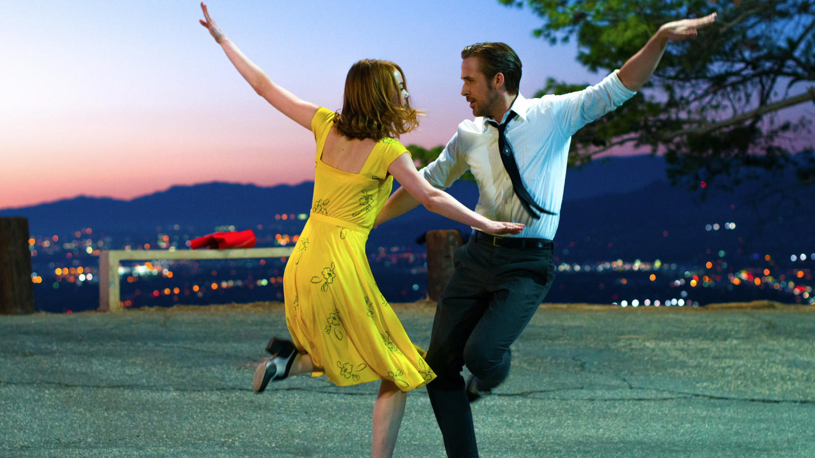 'La La Land Day': Ganz Hollywood ist im Ausnahmezustand ARCHIV - HANDOUT - Sebastian (Ryan Gosling, r) und Mia (Emma Stone) in einer Szene des Films «La La Land» (undatiert). ACHTUNG: Nur zur redaktionellen Verwendung in Zusammenhang mit der Berichterstattung über den genannten Film und nur bei vollständi