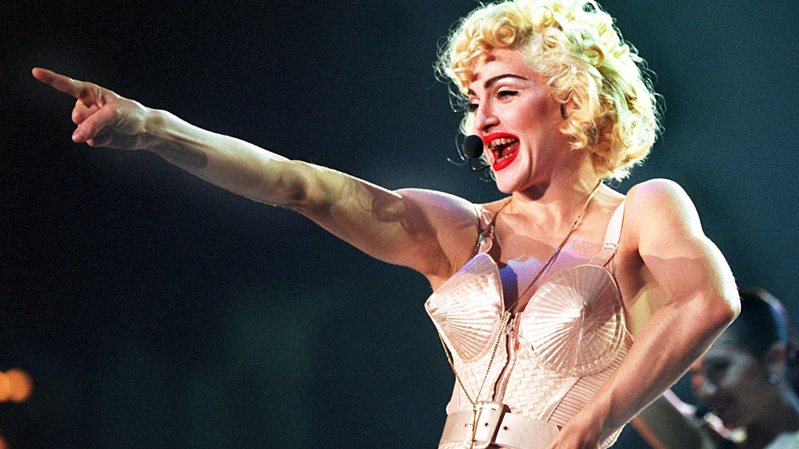 Madonna schäumt wegen einem Biopic vor Wut ARCHIV - Im Bustier des französischen Designers Jean Paul Gaultier tritt US-Sängerin Madonna am 17.07.1990 in Dortmund im Rahmen ihrer «Blond Ambition World Tour» auf. (zu dpa «Mit Humor, Glamour und Tabubrüchen: Jean Paul Gaultier wird 65» vom 23.04
