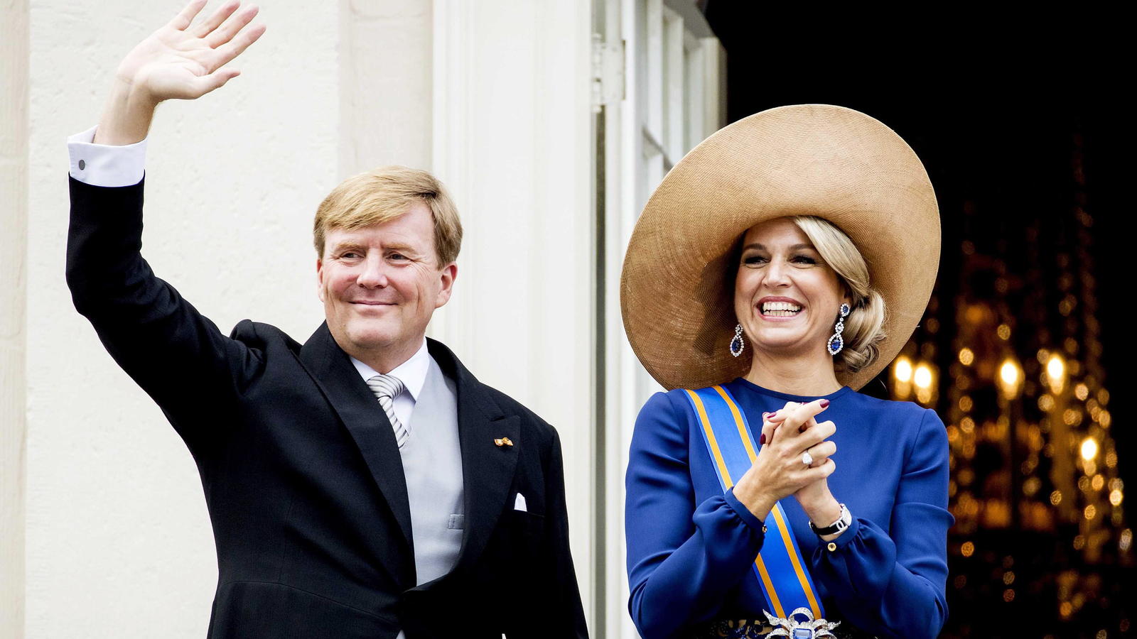 König Willem-Alexander feiert seinen 50. Geburtstag ARCHIV - König Willem-Alexander der Niederlande und Königin Maxima winken am 20.09.2016 vom Balkon des Palast Noordeinde in Den Haag (Niederlande). Am 27. April 2017 feiert König Willem-Alexander seinen 50. Geburtstag. (zu dpa "König mit Máx-Faktor -