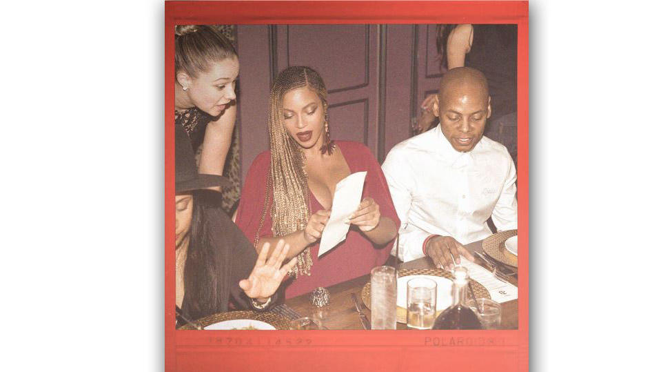 Das ganze Netz rätselt: Was sagt Beyoncé zur Kellnerin? Beyoncés Foto sorgt für lustige Internet-Memes.