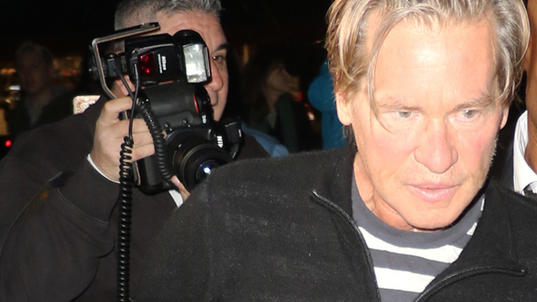 Val Kilmer spricht jetzt doch von Krebs Val Kilmer mit ergrautem Haar, begleitet von einem Bodyguard