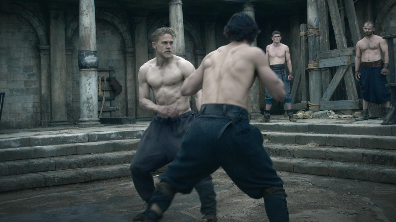 'King Arthur' mit Charlie Hunnam, Jude Law und Co.: Dieser König ist Rock 'n' Roll pur Charlie Hunnam als junger King Arthur