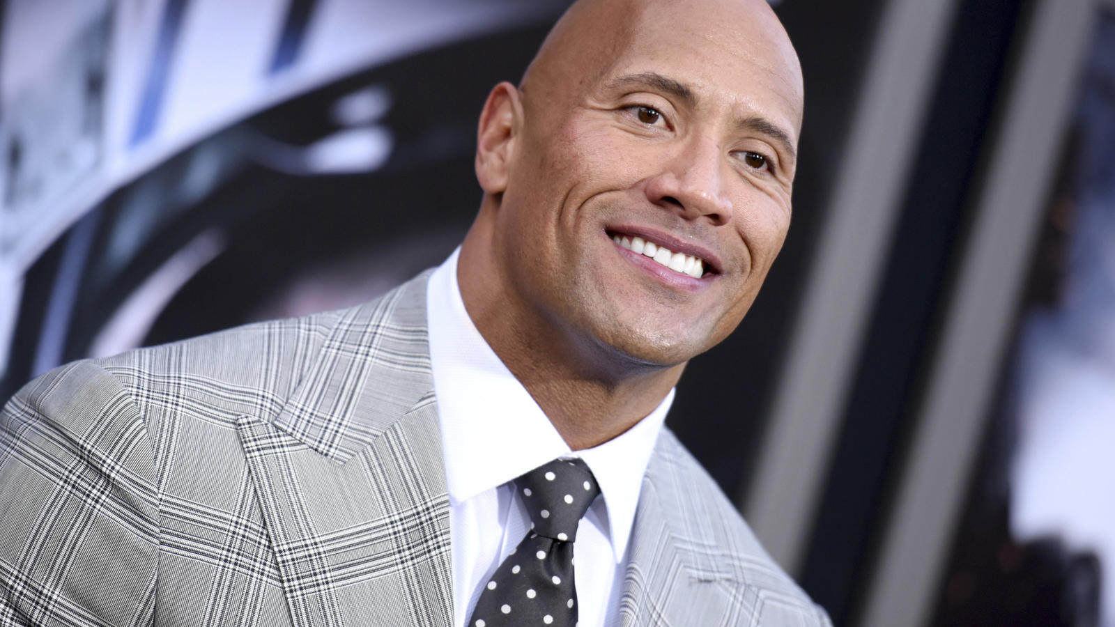 Dwayne 'The Rock' Johnson: Will er Donald Trump als US-Präsident ablösen? ARCHIV - US-Schauspieler Dwayne Johnson (The Rock) besucht am 26.05.2015 die Premiere von «San Andreas» im TCL Chinese Theatre in Los Angeles (Kalifornien, USA). (zu dpa "Dwayne «The Rock» Johnson kokettiert mit Politiker-Karriere" vom 11.05.2017) Fo