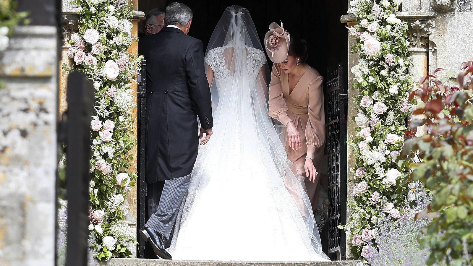 Pippa Middleton heiratet James Matthews: Traumhochzeit des Jahres The Duchess of Cambridge, (right) , arranges the train of her sister Pippa Middleton as she arrives, at St Mark s church in Englefield, Berkshire, for her wedding to her millionaire groom James Matthews at an event dubbed the society wedding of the y