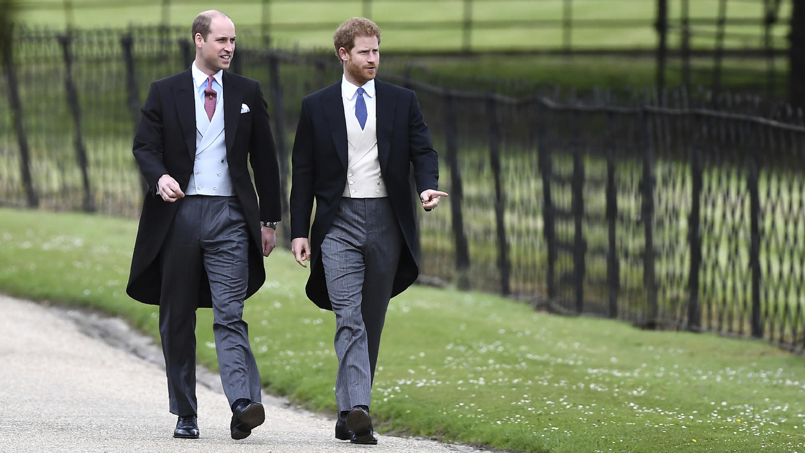 Pippa Middleton heiratet James Matthews: Traumhochzeit des Jahres Der britische Prinz William (l) und sein Bruder Prinz Harry kommen zur Hochzeit von Pippa Middleton am 20.05.2017 in der St. Mark's Kirche in Englefield (Großbritannien). Foto: Justin Tallis/Pool AFP/AP/dpa +++(c) dpa - Bildfunk+++