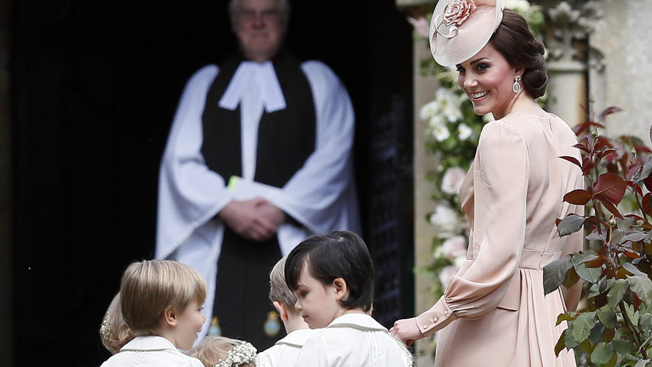 Herzogin Kate und ihre Kids stehlen Pippa die Show Kate, die Herzogin von Cambridge, kommt in Begleitung von Blumenmädchen und Jungen zur Hochzeit ihrer Schwester Pippa Middleton am 20.05.2017 in der St. Mark's Kirche in Englefield (Großbritannien). Foto: Kirsty Wigglesworth/AP Pool/dpa +++(c) dpa -