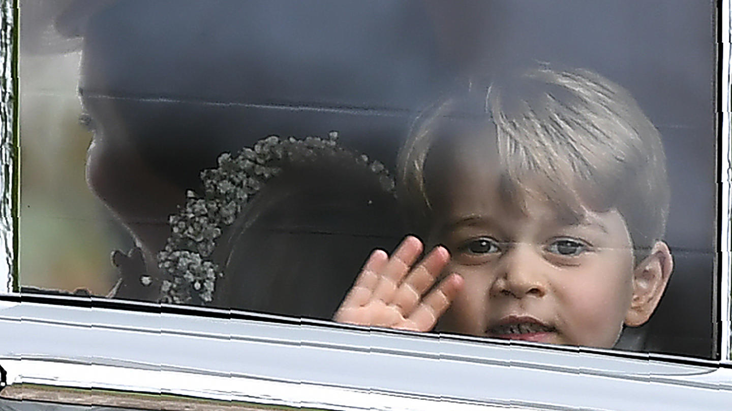 Herzogin Kate und ihre Kids stehlen Pippa die Show Prinz George winkt aus dem Auto beim Verlassen der Kirche.