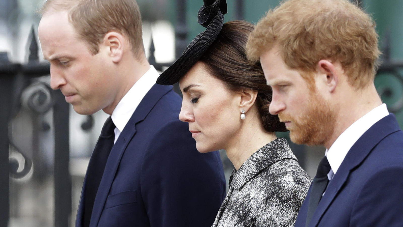 William und Kate trauern um die Opfer von Manchester ARCHIV - Prinz William (l-r), Herzogin Kate und Prinz Harry stehen am 05.04.2017 in London (Großbritannien) bei einem Gedenkgottesdienst für die Opfer des Westminster-Attentats vom 22. März. Nach dem blutigen Terroranschlag von Manchester haben auch