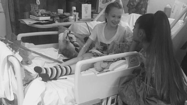 Ariana Grande besucht verletzte Fans im Krankenhaus Ariana Grande am Krankenbett der kleinen Jaden Farrell-Mann