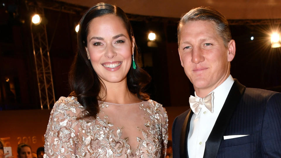 Endlich! Ana Ivanovic zeigt einen Hauch von Babybauch Bastian Schweinsteiger und seine Frau Ana Ivanovic kommen am 17.11.2016 in Berlin zur Bambi-Verleihung. (zu dpa "Ivanovic beendet Tennis-Karriere nach mehreren Verletzungen" vom 28.12.2016) Foto: Jens Kalaene/dpa-Zentralbild/dpa +++(c) dpa - Bildfunk