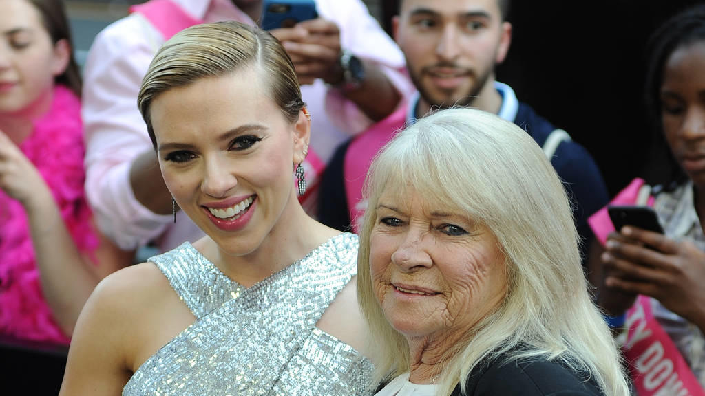 Scarlett Johansson nimmt älteste Doppelgängerin mit auf den roten Teppich Scarlett Johansson: Treffen mit ihrer Doppelgängerin