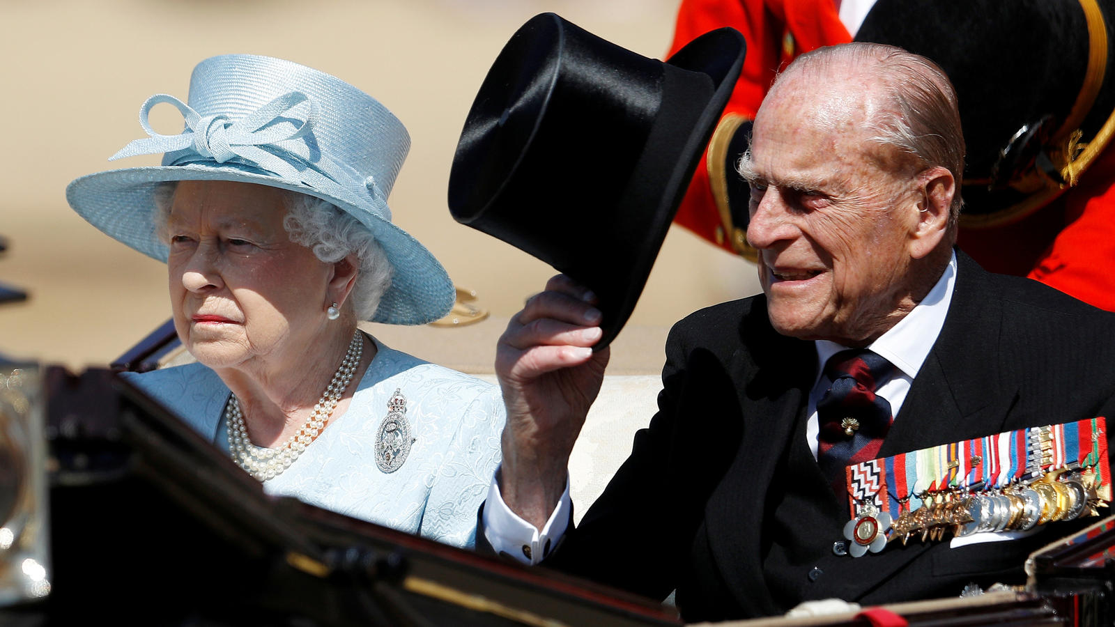 Prinz Philip (96) ins Krankenhaus eingeliefert FILE PHOTO: Britain's Queen Elizabeth and Prince Philip attend Trooping the Colour in London, Britain, June 17, 2017. REUTERS/Peter Nicholls/File Photo