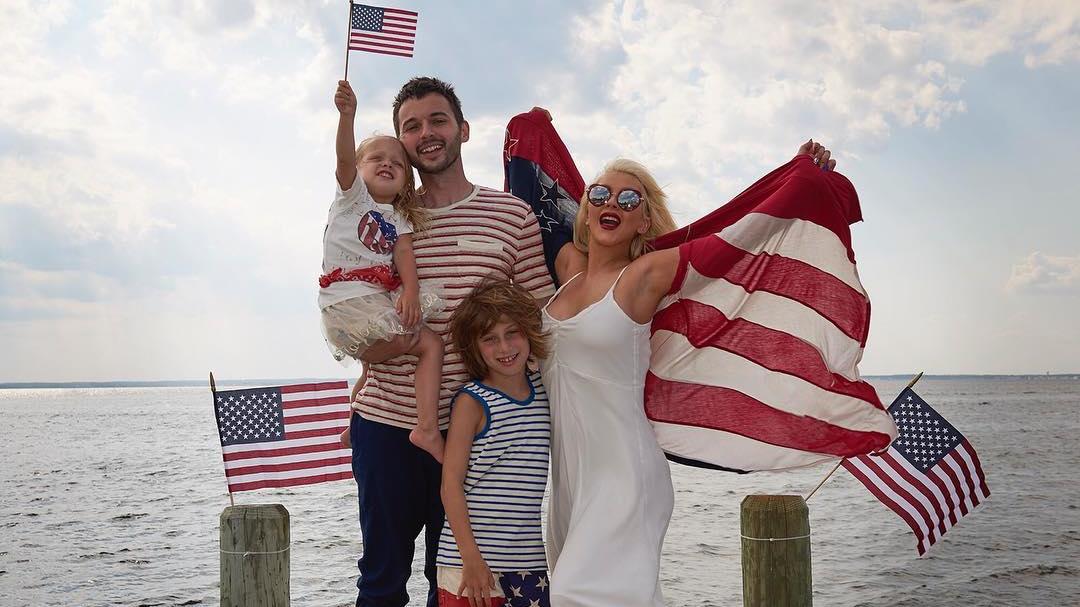 Christina Aguilera, Arnold Schwarzenegger & Co.: So verbrachten die Stars den 4. Juli Christina Aguilera und ihre Familie feiern den Unabhängigkeitstag.