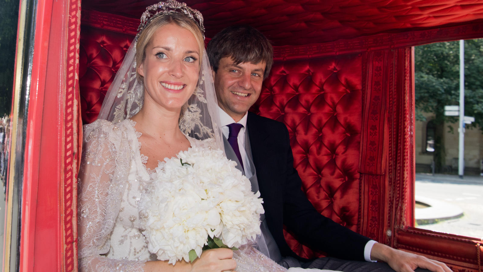 Welfenprinz Ernst August und seine Ekatarina werden Eltern Ernst August jr. von Hannover und seine Frau Ekaterina von Hannover fahren am 08.07.2017 nach ihrer kirchlichen Trauung in einer historischen Kutsche durch Hannover (Niedersachsen). (zu dpa "Welfenprinz Ernst August und seine Ekaterina sind kirchlich