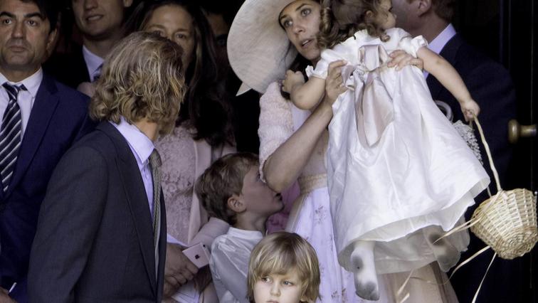 Diese schwarzen Füße gehören einem Mini-Royal Ups, India Casiraghi verlässt mit pechschwarzen Füßen die Kirche.