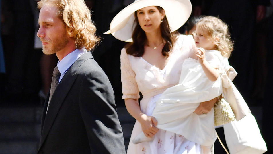 Diese schwarzen Füße gehören einem Mini-Royal Andrea Casiraghi und seine Ehefrau Tatiana Santo Domingo verlassen nach der kirchlichen Trauung von Ernst August jr. und Ekaterina von Hannover die Kirche.